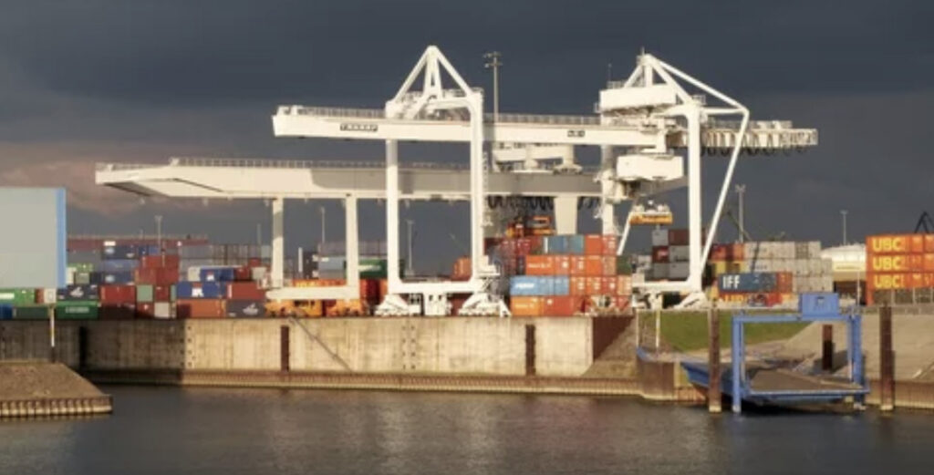 Binnenhafen mit Containerkran