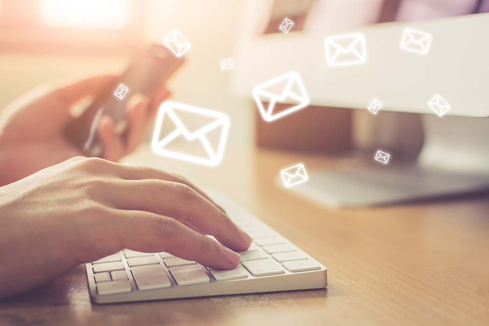 E-Mail-Marketing und Newsletter-Konzept, Hand des Mannes Senden von Nachrichten und Handy mit E-Mail-Symbol