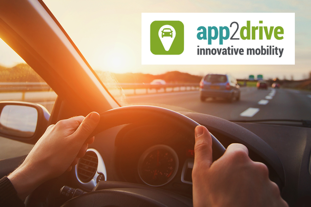 app2drive Hände des Autofahrers am Lenkrad, Autoreise, Fahren auf der Landstraße